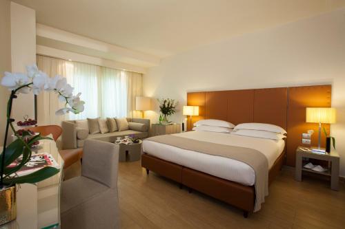 Кровать или кровати в номере Starhotels Michelangelo Florence