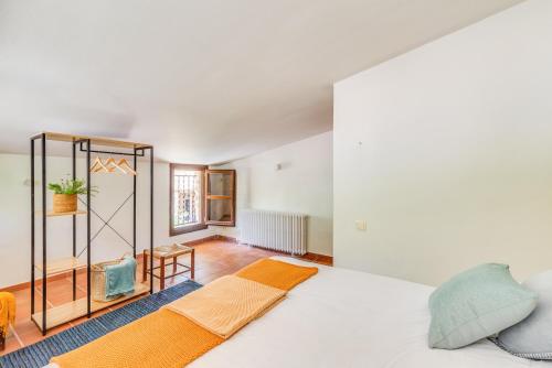 Katil atau katil-katil dalam bilik di Masia Ventanell Luxury villa near Barcelona