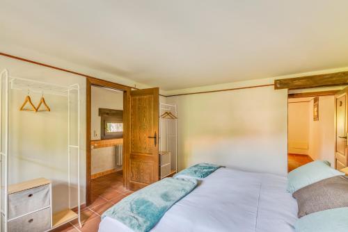 Katil atau katil-katil dalam bilik di Masia Ventanell Luxury villa near Barcelona