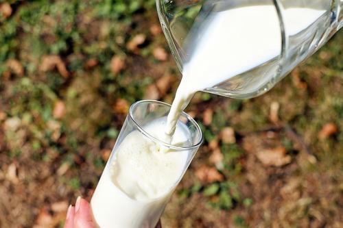 a person pouring milk from a jug into a glass at Glocklechnhof Sternenhimmel in Cadipietra