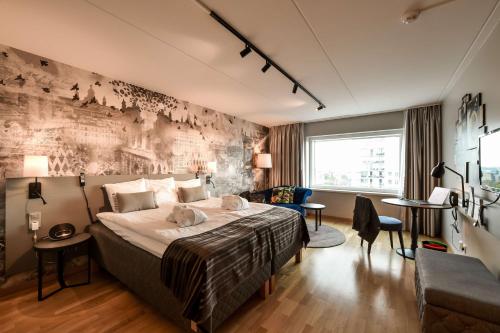 een slaapkamer met een groot bed in een kamer bij Scandic Triangeln in Malmö