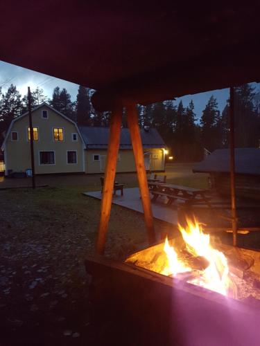 a fire pit in a yard with a house in the background at Horrmundsgården i Sälen in Sälen