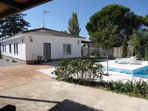 a house with a swimming pool in a yard at Casa Rural Mirando a la Peña "Grupo Mirando a Gredos" in Cadalso de los Vidrios