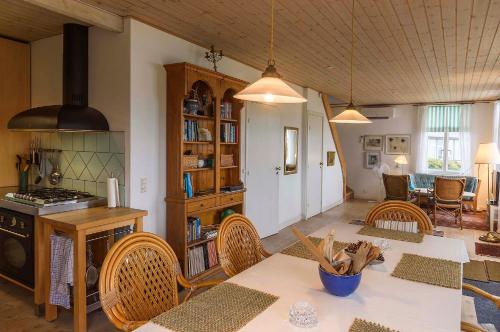 Kuchnia lub aneks kuchenny w obiekcie Skærven Beachfront Apartments and Cottage