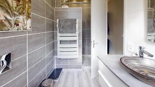 une salle de bain avec un lavabo et une douche dans l'établissement Le Petit St Louis - Court et long séjour, à Versailles