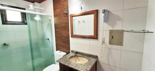 ボンビーニャスにあるÁgua Marinha de Bombas - Bombinhasのトイレとガラスのシャワー付きのバスルーム