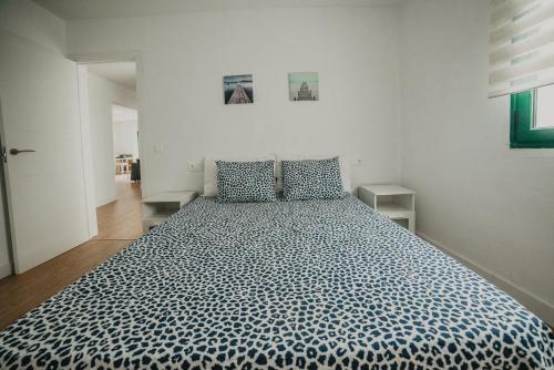 ein weißes Schlafzimmer mit einem großen Bett in der Unterkunft Rocker House, tranquilidad junto a las olas in La Santa