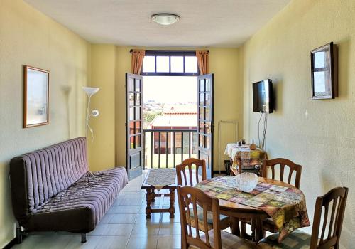 プエルト・デ・ラ・クルスにあるCozy apartment in old quarter of Puerto de la Cruzのリビングルーム(ソファ、テーブル付)