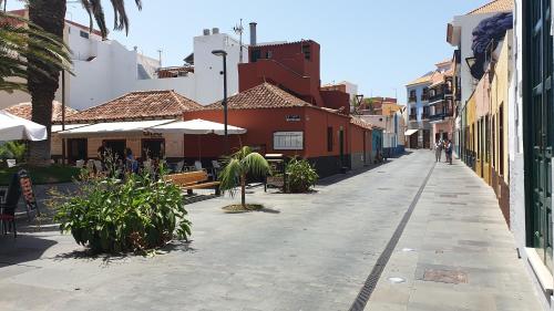 プエルト・デ・ラ・クルスにあるCozy apartment in old quarter of Puerto de la Cruzの建物のある街の空き道