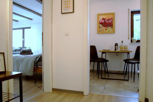 Zimmer mit einem Tisch und einem Esszimmer in der Unterkunft Studio-Apartment mit Garten, Parkplatz & Küche in Offenburg