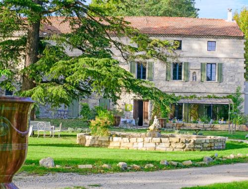 Aed väljaspool majutusasutust Bastide de Bellegarde