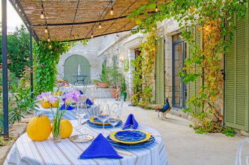 a table with blue and yellow plates on it at Bastide de Bellegarde in Avignon