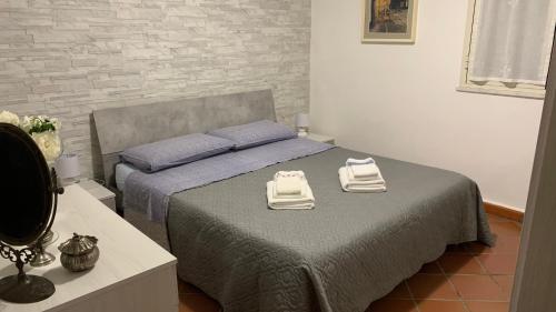 - une chambre avec un lit et 2 serviettes dans l'établissement Villa Petronilla, à Villagrazia