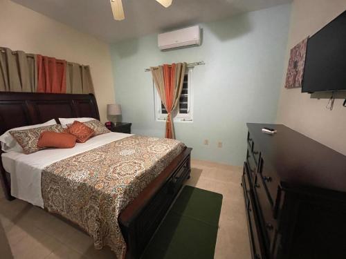 Wintberg Tropical Villas في Mandal: غرفة نوم بسرير ونافذة