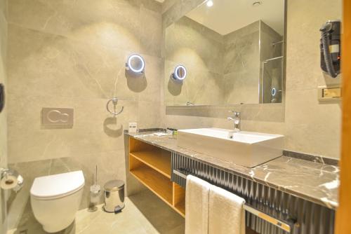 Koupelna v ubytování SERENİTY COMFORT Hotel