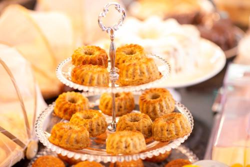 un assortiment de pâtisseries sur trois assiettes rouges dans l'établissement Pousada Araras, à Alto Paraíso de Goiás