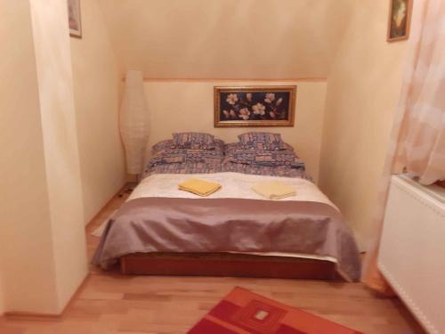 バラトンフェニヴェシュにあるHoliday home in Balatonfenyves 18329の小さなベッドルーム(ベッド1台、タオル2枚付)
