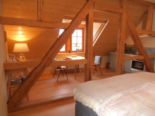 ein Schlafzimmer mit einem Bett und einem Schreibtisch in einem Zimmer in der Unterkunft Schloß Roßdorf Ferienwohnungen & Camping in Roßdorf