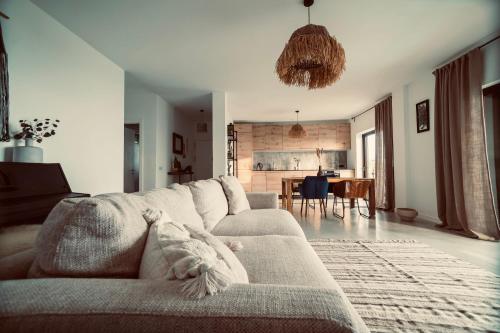 salon z kanapą i stołem w obiekcie 3 bedroom ocean shore apartment w mieście Puerto de Santiago