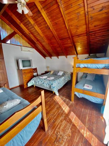 a bedroom with two bunk beds and a ceiling at Sonnen Haus in Villa General Belgrano