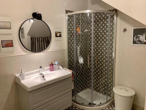 ein Bad mit einer Dusche und einem Waschbecken in der Unterkunft CB House Tuscany 2 in Pietrasanta