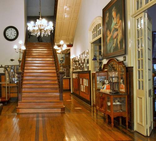 einen Flur mit einer Treppe in einem Gebäude in der Unterkunft Palace Hotel de Caxambu in Caxambu