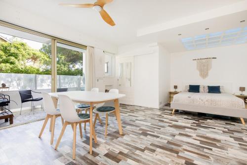 Grand Studio neuf face port et plage, parking privé