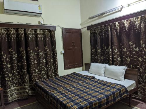 Säng eller sängar i ett rum på Kanchan Home stay Dehradun