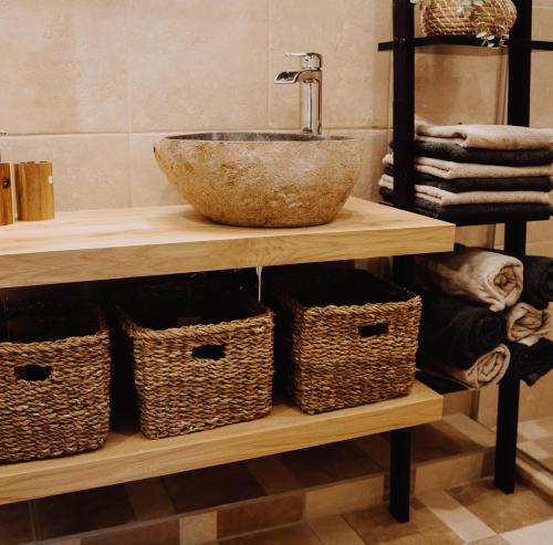 ケルンにあるMülheim, Schönes Apartment, E-Werk, Palladium, Carlswerk, Messe, Lanxess-Arenaのバスルーム(バスケット付きの木製棚のシンク付)