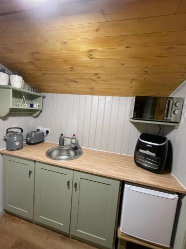 Oakley View Shepherds Hut with hot tub photo 22