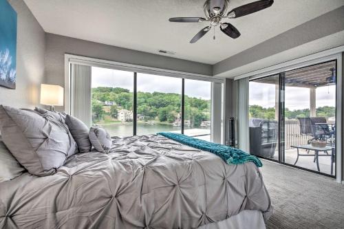 Ένα ή περισσότερα κρεβάτια σε δωμάτιο στο Osage Beach Condo Community Pool and Boat Dock
