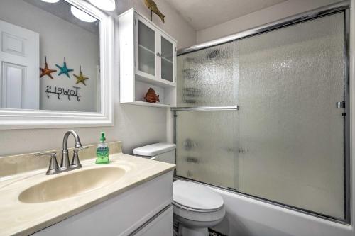Ένα μπάνιο στο Osage Beach Condo Community Pool and Boat Dock