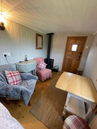 Oakley View Shepherds Hut with hot tub photo 24