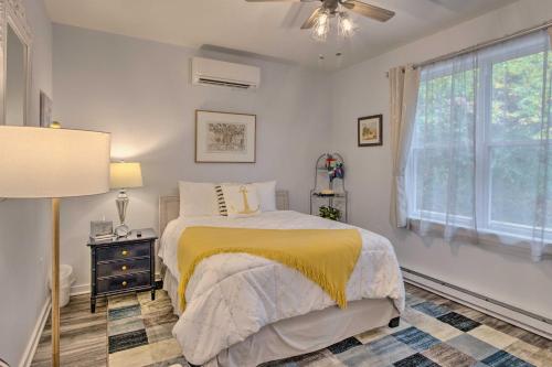 ein Schlafzimmer mit einem Bett und einem Fenster in der Unterkunft Hike and Ski! Blue Heron Brodheadsville Cottage in Brodheadsville