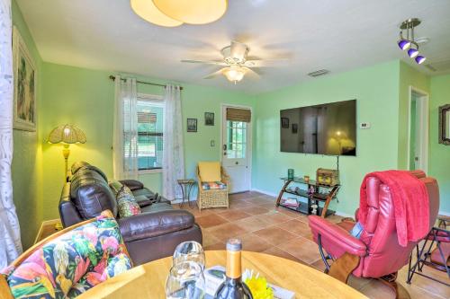 ein Wohnzimmer mit Couch und Tisch in der Unterkunft Vibrant Rockledge Home about 2 Mi to Cocoa Village! in Rockledge