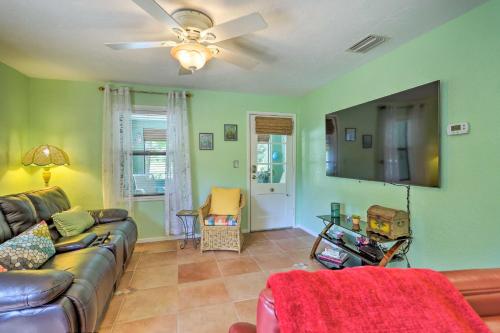 TV/Unterhaltungsangebot in der Unterkunft Vibrant Rockledge Home about 2 Mi to Cocoa Village!