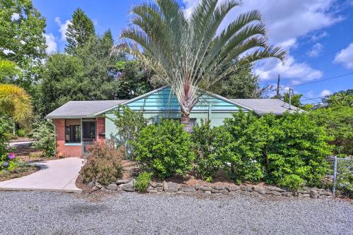 Ein Garten an der Unterkunft Vibrant Rockledge Home about 2 Mi to Cocoa Village!