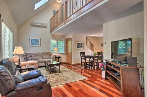 Gambar di galeri bagi Vineyard Gem Less Than 2 Mi to Beach and Oak Bluffs! di Oak Bluffs