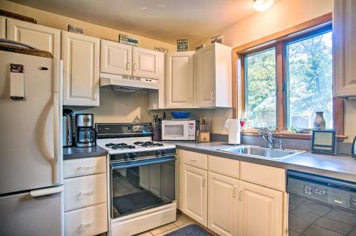 Gambar di galeri bagi Vineyard Gem Less Than 2 Mi to Beach and Oak Bluffs! di Oak Bluffs