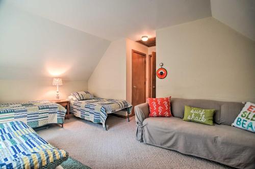 ein Wohnzimmer mit einem Sofa und einem Bett in der Unterkunft Vineyard Gem Less Than 2 Mi to Beach and Oak Bluffs! in Oak Bluffs