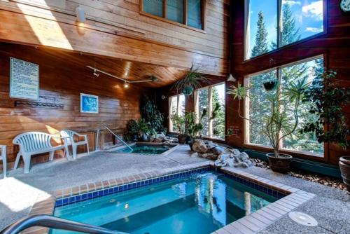 Bazén v ubytování Pool and Hot Tub Access Silverthorne Condo! nebo v jeho okolí