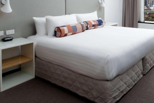 Una cama o camas en una habitación de Rydges Parramatta