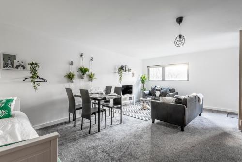 Biały salon ze stołem i krzesłami w obiekcie Air Host and Stay - Argyle Apartment sleeps 4 City Centre w Liverpoolu