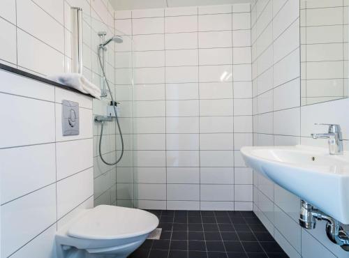 uma casa de banho com um WC e um lavatório em Scandic Kalmar em Kalmar