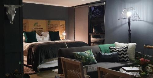 ein Wohnzimmer mit einem Bett und einem Sofa in der Unterkunft The Studio @ Mount View Lodge in Sedgefield
