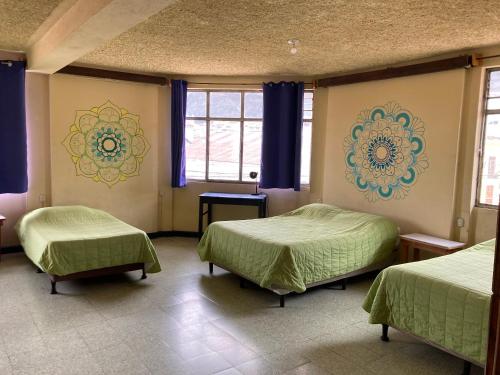 Tempat tidur dalam kamar di Kasa Kiwi Hostel & Travel Agency