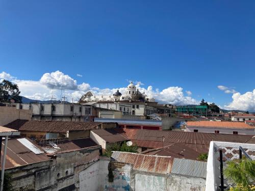 a view of a city with roofs at Kasa Kiwi Hostel & Travel Agency in Quetzaltenango