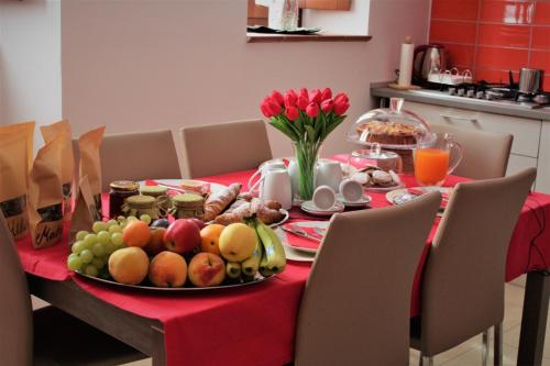 a table with a plate of fruit on it at B&B Continanza in Castelsaraceno