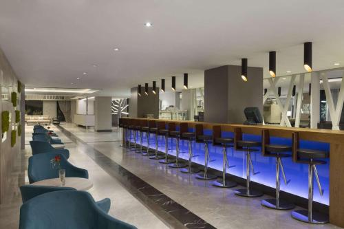 Ramada Hotel & Suites by Wyndham Izmir Kemalpasaにあるシーティングエリア