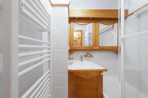 une salle de bain avec un lavabo et un miroir dans l'établissement Appartement chaleureux à Les Houches 29 m² avec piscine partagée, aux Houches